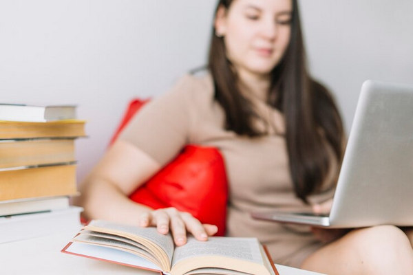 ¿Es mejor estudiar en línea o presencial?